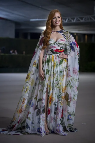 Glumicu Jessicu Chastain jedna je od rijetkih dama koja je na subotnji događaj unijela malo boje. 45-godišnjakinja je odabrala lepršavu haljinu sa šarenim cvjetnim uzorkom. Kreaciju potpisuje američki dizajner Oscar de la Renta, a ova haljina odiše vrckavošću i toplinom - posebice rukavi koji slobodno padaju.