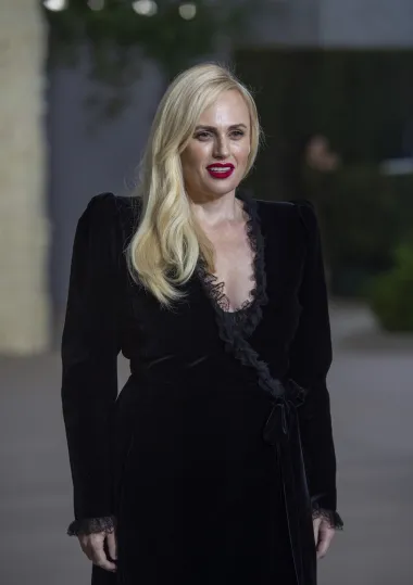 42-godišnja komičarka Rebel Wilson na crveni tepih stigla je u crnoj elegantnoj haljini s potpisom Saint Laurenta. Glumica koja je izgubila više od 40-tak kilograma, ovaj put je došla bez svoje djevojke. 