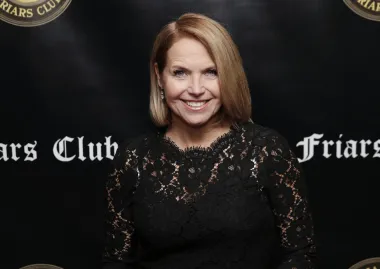 Novinarka Katie Couric je nakon mamografije i ultrazvuka saznala da ima rak dojke u ranom stadiju. Bivša suvoditeljica emisije &quot;Today&quot; napisala je na svojoj web stranici u rujnu 2022. da joj je tijekom ljeta dijagnosticiran rak dojke u ranom stadiju. Novinarka je rekla da je sve moglo ispasti puno gore da je liječnik nije podsjetio da kasni na mamografiju, a dodala je i da je liječena lumpektomijom i zračenjem, ali i da će nastaviti uzimati lijekove idućih pet godina.