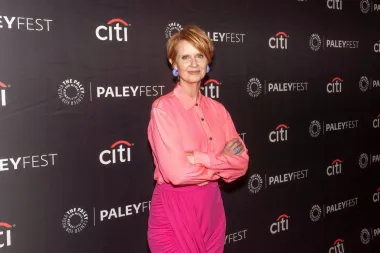 Cynthia Nixon saznala je da ima rak dojke kada je još bio u ranoj fazi zahvaljujući rutinskoj mamografiji. Zvijezda &quot;Seksa i grada&quot; prošla je šest i pol tjedana terapije zračenjem i lumpektomiju 2006., a tumor je otkrila dok je još bio malen. &quot;Rak mi je otkriven tijekom rutinske mamografije kada sam imala 40 godina. Budući da je moja majka dva puta imala rak dojke, počela sam odlaziti na mamografiju kada sam navršila 35 godina&quot;, rekla je. &quot;Mislim da to dovoljno govori o tome koliko je važno redovito ići na mamografiju&quot;.