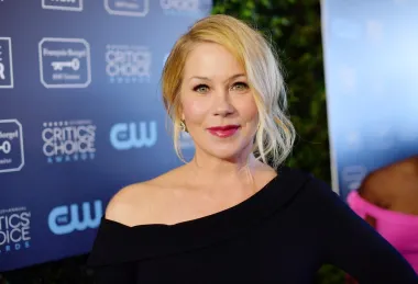 Poznata glumica Christina Applegate podvrgnula se dvostrukoj mastektomiji kada joj je 2008. dijagnosticiran rak dojke. Glumica je 2017. poduzela mjeru predostrožnosti uklanjanja jajnika i jajovoda jer je nositeljica genske mutacije BRCA1 koja povećava rizik od razvoja raka. &quot;Kada sam prvi put spomenula svoj rak dojke, nisam htjela razgovarati o tome, ali morala sam, jer su od njega obolijevale mlade žene, a ljudi to nisu razumjeli&quot;, rekla je Applegate za People u travnju 2018. &quot;Oni nisu razumjeli da žene od 36 ili 28 godina dobivaju rak dojke&quot;, rekla je glumica.