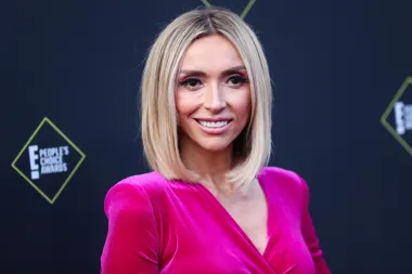 Voditeljica E! News i novinarka Giuliana Rancic otkrila je da ima rak dojke dok se podvrgavala tretmanima za plodnost 2011. godine. &quot;Kad sam saznala da imam rak dojke, imala sam 36 godina i nisam imala obiteljsku anamnezu&quot;, izjavila je za Health.com u travnju 2018. &quot;Bio je to takav šok i prolazila sam kroz IVF, a liječnik mi je rekao da moram na mamografiju prije tretmana&quot;. Kad lumpektomija nije uspjela ukloniti sav rak, Rancic se podvrgnula dvostrukoj mastektomiji i od tada je zdrava.