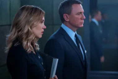 U posljednjem filmu o Jamesu Bondu, &quot;Za smrt nema vremena&quot;, Bondovu djevojku glumi Léa Seydoux, koja je u vrijeme snimanja imala 36 godina, a Daniel Craig je imao 53 godine. Unatoč razlici u godinama, oboje su to profesionalno odradili.