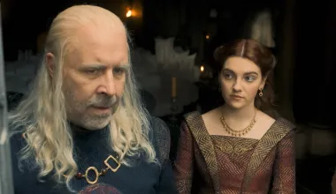 Jedva smo čekali seriju &quot;Zmajeva kuća&quot;, a i u njoj ima nekoliko kontroverznih parova. Jedan od njih je stariji kralj Viserys i njegova mlađahna partnerica Alicent Hightower. U stvarnom životu, glumac koji tumači lik kralja ima 49 godina, a glumica koja tumači lik njegove partnerice je čak 30 godina mlađa od njega - ima 19 godina.