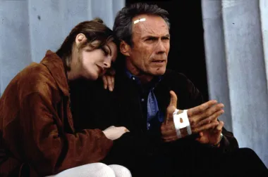 U trileru &quot;Na vatrenoj liniji&quot; Clint Eastwood i Rene Russo glume tajne agente među kojima se definitivno osjeti kemija. Unatoč velikoj razlici u godinama - njemu su bile 63, a njoj 39 godina - glumci su odlično odigrali uloge.