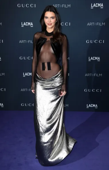 Slavna manekenka Kendall Jenner nosila je haljinu s potpisom Burc Akyola. Na crno-srebrnoj toaleti najviše se ističe gornji dio haljine. Proziran crni til s crnim trakama na grudima i na trbuhu istaknuo je njezinu figuru. Dok su jednostavna frizura i make-up samo naglasili njezin seksepil u ovoj zanimljivoj haljini. 