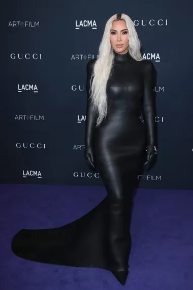 Jedna od najvećih zvijezda, Kim Kardashian, čiji modni odabiri često izazivaju polemike ovaj put je izabrala haljinu modne kuće Balenciaga. Iako se radi o jednostavnoj crnoj haljini sirena kroja, opet je vrlo neobična. Napravljena je od lateksa i potpuno je bila pripijena uz tijelo starlete. Mnogi su se pitali kako je haljinu uopće navukla na sebe, a poslije i skinula. Naime, uz haljinu je Kim navukla i lateks rukavice.  