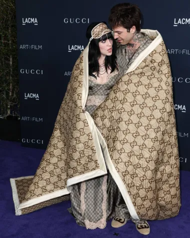 Billie Eilish također se odlučila za dizajn modne kuću Gucci, ali ipak je imala drugačiji outfit. Pjevačica i njezin dečko Jesse Rutherford na crveni tepih stigli su u pidžama stilu i sa zajedničkim pokrivačem s kojeg je &apos;vrištao&apos; Gucci logo.   