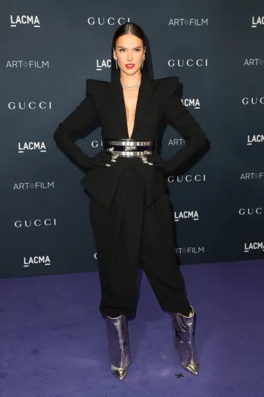 Zanosna Brazilka odlučila se za futuristički stil s potpisom Jean Paula Gaultiera. Crno odijelo s kapuljačom. No, crni futuristički stil supermodela dodatno  je naglašen remenom i posebnim srebrnim čizmama. Dok su jednostavna punđa i crveni ruž samo naglasili posebno ljepotu Alessandre.