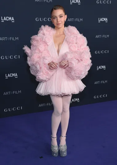 Glumica se odlučila prošetati crvenim tepihom u otkačenoj couture haljini Giambattista Vallija. Dramatični cvjetni rukavi su obogatili jednostavnu mini haljinu, a zvijezda serije &quot;Euforija&quot; nosila je i ružičaste čarape sa srebrnim platformama. 