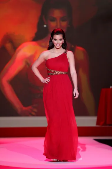 Davne 2010. godine slavna reality zvijezda Kim Kardashian prošetala je modnom pistom u New Yorku u elegantnoj crvenoj haljini, u sklopu modne kampanje The Heart Truth čija je glavna svrha podizanje svijesti o riziku od srčanih bolesti kod žena.