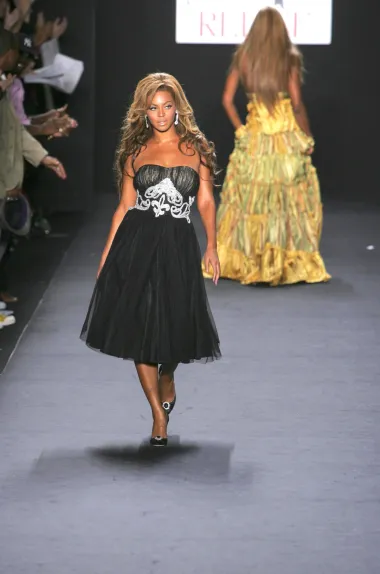 U kojoj god ulozi se pojavila, Beyoncé je kraljica i uvijek nekako uspijeva zasjeniti sve ostale. Tako je 2005. godine slavna pjevačica sudjelovala na humanitarnoj modnoj reviji u New Yorku koja se održala u organizaciji dobrotvorne organizacije Fashion For Relief, čija je osnivačica slavna manekenka Naomi Campbell.