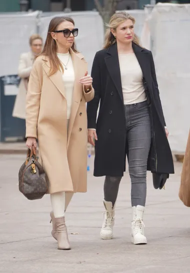 Ove subote na špici su zasjali kaputi, a Anica Kovač pokazala je navijački outfit
