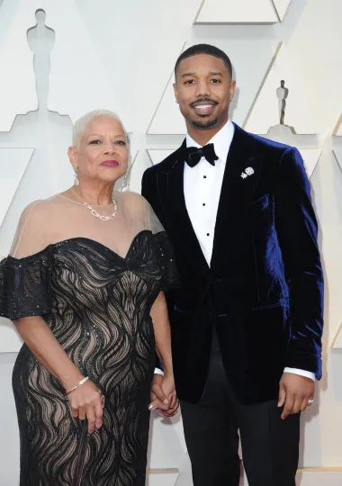 Michael B. Jordan kao pratnju na dodjelu Oscara 2019. godine poveo je svoju majku Donnu Jordan. Zvijezda filmova &quot;Black Panther&quot; i &quot;Creed&quot; posebnu je večer odlučio podijeliti sa svojom majkom, a u intervjuu s Ellen 2018. godine otkrio je da ima jako blizak odnos sa svojim roditeljima.