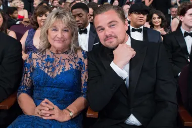 Mama Leonarda DiCaprija redovito je njegov &quot;plus jedan&quot; na najvećim dodjelama nagrada u Hollywoodu. Prvi ju je put poveo sa sobom na dodjelu Zlatnih globusa 1994., a bila je s njim i na dodjeli Oscara 2016., kada je osvojio nagradu za najboljeg glumca za ulogu u filmu &quot;Povratnik&quot;.
