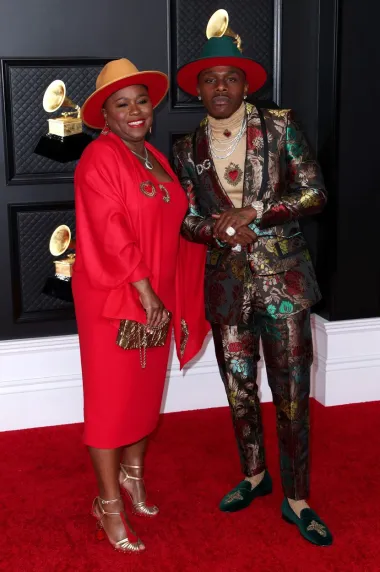 Reper DaBaby poveo je svoju mamu Lindu na dodjelu nagrada Grammy 2021. godine, kada je bio nominiran za četiri nagrade, uključujući i nagradu za pjesmu godine za &quot;Rockstar&quot;. &quot;Jednostavno osjećam da je najveća sreća moći podijeliti ovo iskustvo sa svojim voljenima poput moje majke&quot;, rekao je tada za E!