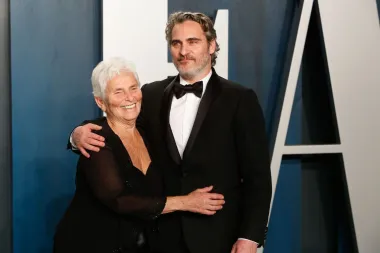Joaquin Phoenix osvojio je Oscara za najboljeg glumca u filmu &quot;Joker&quot; 2020. godine, a na dodjelu je, osim svoje zaručnice Rooney Mare, poveo i svoju majku Arlyn. Glumac je prethodno bio nominiran za još tri Oscara, i to za uloge u filmovima &quot;The Master&quot;, &quot;Hod po rubu&quot; i &quot;Gladijator&quot;.