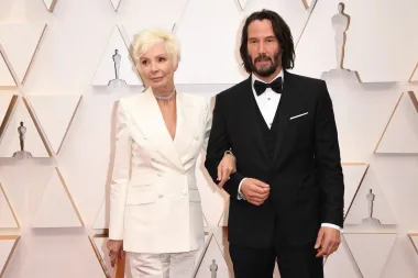 Na dodjelu Oscara 2020. Keanu Reeves poveo je sa sobom svoju majku, Patriciju Taylor, koju su neki čak zamijenili za njegovu djevojku. Taylor je i sama uspješna holivudska &quot;faca&quot; - ona je poznata kostimografkinja, a radila je s Aliceom Cooperom i Dolly Parton.