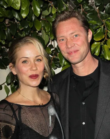 Christina Applegate se u listopadu 2001. udala za dugogodišnjeg dečka, glumca Johnathona Schaecha, no njihov brak nije bio dugog vijeka - Schaech je zahtjev za razvod podnio već u prosincu 2005. A onda je, 2009. godine, Applegate počela izlaziti s nizozemskim glazbenikom Martynom LeNobleom, za kojeg se udala u veljači 2013. i s kojim ima kćerkicu Sadie rođenu 2011. No, između ta dva braka bila je u turbulentnoj vezi s fotografom i ribarom Leeom Grivasom, a njihova je ljubav završila na najtragičniji mogući način - početkom srpnja 2008. on je pronađen mrtav zbog predoziranja, a nju je to slomilo.