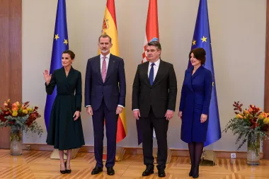 Na svečanom prijemu u Uredu predsjednika na Pantovčaku sve je odisalo elegancijom. Prva dama Sanja Musić Milanović izabrala je haljinu dužine ispod koljena u kraljevsko plavoj boji koja se sjajno uskladila s kravatom predsjednika Milanovića. Primjetno je da su se obje dame odlučile za slične kombinacije, točnije, krojeve. I kraljica i prva dama nosile su haljine na preklop - s tim da kraljičina haljina ima šal kragnu, dok plava kombinacija Sanje Musić Milanović ima klasičnu kragnu. Obje su se držale modnih klasika primjerenih ovakvoj prigodi.