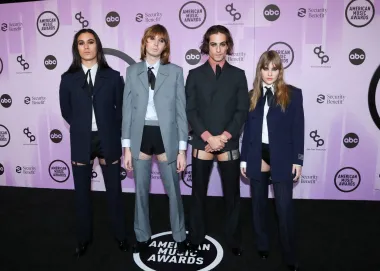 A na dodjelu nagrada stigli su i talijanski rokeri iz Maneskina. Osim što su osvojili nagradu za najbolju rock pjesmu, iznenadili su i svojim outfitima jer su se pojavili  u stiliziranim halterima. 