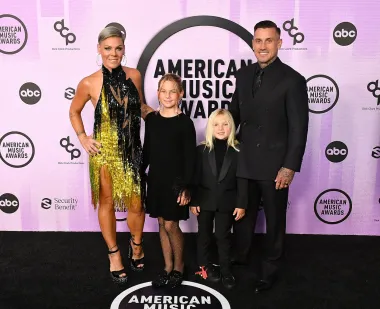Pink je stigla u društvu svog supruga Careyja Harta i dvoje djece Willow i Jamesona, a nosila je crno-zlatnu Bob Mackie haljinu koju je upotpunila sandalama s platformom.