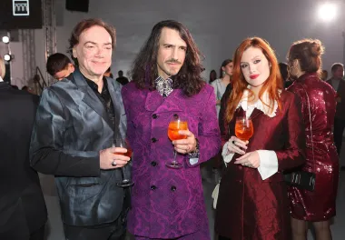 Doktor i modni znalac Nenad Korkut odlučio se na elegantno crno sivo izdanje, dok je Miran Kurspahić plijenio poglede u ljubičastom sakou s paisley uzorkom.  