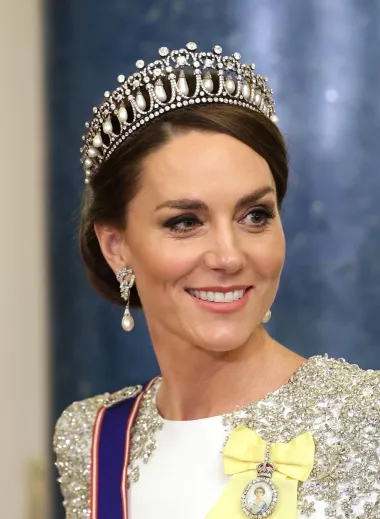 Predivnu haljinu Kate je dodatno podignula pomno izabranim dijamantnim nakitom i Lover&apos;s Knot tijarom koja za njezinu obitelj ima sentimentalnu vrijednost - pripadala je Williamovoj majci, princezi Diani, štoviše bila joj je jedna od najdražih tijara koje je imala.