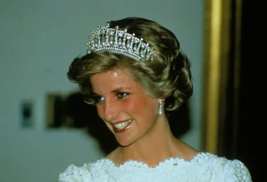 Ovako je tijaru nosila princeza koju su svi voljeli.  Diana ju je dobila kao vjenčani dar, a izrađena je davne 1914. u draguljarnici Garrard za kraljicu Mary. Optočena je dijamantima i biserima. 