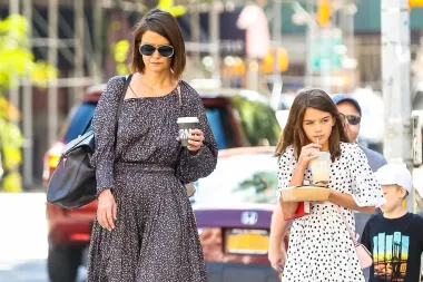 I odk Tom Cruise mijenja adrese prebivališta, Katie i Suri od razvoda žive u New Yorku gdje su često viđene u šetnji, kupovini, Katie je Suri pratila u školu, na izvannastavne aktivnosti, a danas ova 16-godišnjakinja očito živi poput prosječne tinejdžerice. Uživa u društvu svojih prijateljica, no s mamom i dalje ima blizak odnos kako tvrde glumičini prijatelji. 