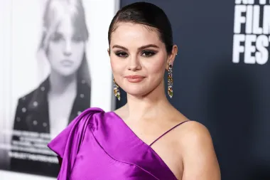 U svom novom dokumentarcu &quot;Selena Gomez: My Mind and Me&quot;, pjevačica Selena Gomez otkrila je da joj je dijagnosticiran bipolarni poremećaj nakon što je prošla kroz razdoblje psihoze 2018. godine. Također je ispričala da se bori s pronalaskom pravog lijeka, ali i da je na kraju uspjela pronaći psihijatra koji joj je pomogao da se vrati na pravi put. &quot;Morala sam na detoksikaciju od lijekova koje sam uzimala. Morala sam naučiti kako zapamtiti određene riječi. Trebalo je puno napornog rada da prihvatim da sam bipolarna, ali i da naučim kako se nositi s time&quot;, rekla je u dokumentarcu.