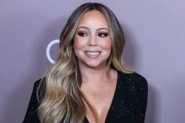 Poznatoj pjevačici Mariah Carey dijagnosticiran je bipolarni poremećaj još 2001. godine, a tek je 2018. godine o tome progovorila za časopis People, na čijoj se naslovnici tada pojavila. &quot;Sve donedavno živjela sam u poricanju i izolaciji te u stalnom strahu da će me netko razotkriti&quot;, rekla je tada u intervjuu. &quot;Bio je to pretežak teret za nositi i jednostavno to više nisam mogla. Tražila sam i dobila liječenje, okružila sam se pozitivnim ljudima i okrenula sam se onome što najviše volim — pisanju pjesama i stvaranju glazbe.&quot;