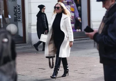 Vlatka koja se prije nekoliko mjeseci vratila iz Kanade gdje je živjela posljednjih nekoliko godina, odlučila se za svevremensku crno bijelu kombinaciju i nikako nije pogriješila. Njezine elegante čizme do koljena s zmijskim uzrokom nikako nisu mogle proći nezapaženo. 