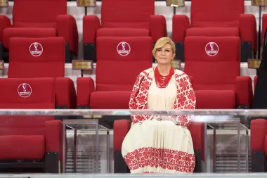 Uz nošnju je nosila raskošnu ogrlicu od koralja i zlatne naušnice. 