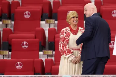 
Na ovakvim svečanim događajima primjereno je nositi svečano odijelo ili narodnu nošnju. Bivša predsjednica je uvijek nosila naše prepoznatljive kockice kada je navijala za Vatrene. 