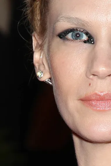 Onaj tko je šminkao January Jones, previše se zaigrao. 