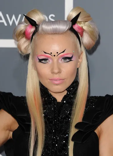 Estonska pjevačica Kerli voli osebujnu šminku pa se 2013. na Grammyjevom crvenom tepihu pojavila s ružičastim obrvama i rogovima. I to ne jednim parom rogova, nego je pojačala još jednim - jedni su bili iznad obrva, jedni na glavi.  