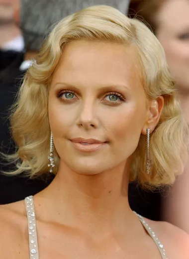 Jedna od najljepših glumica na svijetu, Charlize Theron te 2004. odabrala je pogrešan makeup za, možda joj i najvažniji crveni tepih u životu - dodijelu Oscara, na kojoj je i sama nagrađena zlatnim kipićem za glavnu žensku ulogu, za onu u filmu Čudovište. Zagasita svjetlosmeđa boja nije istaknula njezine oči, već učinila da Charlize izgleda kao da se priprema za ulogu u novom nastavku Obitelji Adams.  