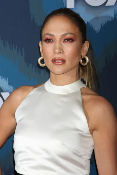 Latino diva gotovo uvijek izgleda savršeno, no s vremena na vrijeme i njoj se zna potkrasti pokoja pogreška, poput izbora makeupa koji je odabrala 2015., za FOX-ov zimski party. Crvena šminka na očima izgleda pomalo kao alergijska reakcija na lošu maskaru ili pak kao da Jen muči hunjavica i da će svaki čas kihnuti. 