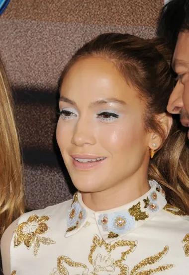 I još jedan makeup promašaj Jennifer Lopez iz 2015. godine. Mjesto radnje ponovno je Foxov party u Los Angelesu, ovog puta povod je finale showa &quot;American Idol&quot;. Jen je konturirala oči presvijetlim sjenilom i još jednom dobila efekt alergije.  