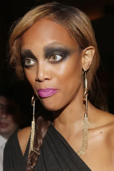 Američka TV voditeljica i glumica Tyra banks pretjerala je sa crnim sjenilom te se 2012 na zabavi u čast redatelja Martina Scorsesea pojavila u vrlo neobičnom (čitaj zastrašujućem) izdanju....
