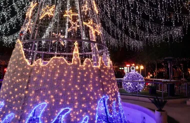 U Splitu traje ledena bajka. Na Đardinu je postavljen adventski vijenac, a grad ukrašavaju lampice pa sve izgleda idilično.