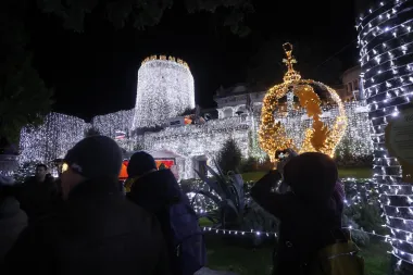 Riječki Trsat ukrašava čak 12 kilometara lampica! Ova je čarolija izazvala veliki interes posjetitelja, a oko Trsata postavljeni su štandovi. Advent na Gradini baš nam je divan.