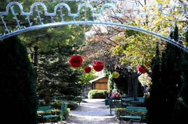 Radno je početkom ovog tjedna bilo i u šibenskom Parkiću. Montirali su se ukrasi, lampice, ali i ugostiteljske kućice kako bi posjetitelji mogli uživati u čarima blagdanskog vremena. U Šibeniku je najavljen i popratni program, a lijepa vijest je i da je na Poljani postavljeno klizalište.