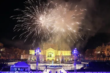 Zagrebački Advent poznat je i izvan granica Lijepe Naše, no ove godine je posebno spektakularno bilo otvaranje klizališta na Tomislavcu.