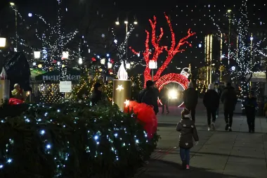 Slavonski Brod osvaja &apos;na prvu&apos;! Na Korzu u Slavonskom Brodu je zapoceo &quot;Advent iz davnina&quot;, a posebno oduševljavaju brojni ukrasi.