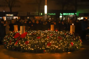 Prošlog je vikenda počeo i advent u Osijeku, a osim kod konkatedrale sv. Petra i Pavla - gdje se nalazi adventski vijenac - građani mogu prošetati i Trgom svetog Trojstva i uživati u blagdanskoj ponudi.  Blagdanskom ruhu hrvatskih gradova ove je godine teško odoljeti!