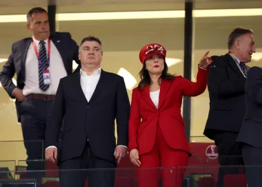 Sanja Musić Milanović plijenila je poglede u crvenom odijelu ispod kojeg je nosila bijelu majicu, te na glavi šešir sa crveno bijelim detaljima. Sve je upotpunila i crvenim prstenom. 
