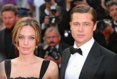 Angelina Jolie i Brad Pitt upoznali su se u ljeto 2004. na setu filma &quot;Gospodin i gospođa Smith&quot;, a za vrijeme snimanja su se i zaljubili jedno u drugo. Pitt je u to vrijeme bio u braku s Jennifer Aniston, koja je podnijela zahtjev za razvod u ožujku 2005. Samo četiri mjeseca kasnije, Pitt i Jolie osvanuli su na naslovnici W magazina kao novi zaljubljeni par. Zajedno su dobili šestero djece, zaručili su se 2012. i vjenčali dvije godine kasnije, no iako se njihova ljubav činila savršenom i iako su bili omiljen holivudski par, njihova sreća nije bila dugog vijeka. U rujnu 2016. Jolie je podnijela zahtjev za razvod, a od 2019. oboje su službeno slobodni.