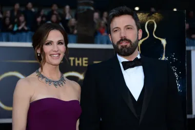 Iako je u međuvremenu i njihova ljubav pukla, a Ben Affleck nedavno se oženio sa svojom starom ljubavi Jennifer Lopez, i ovo je jedan od parova koji se upoznao kada je jedno od njih bilo u braku. Jennifer Garner i Ben Affleck upoznali su se u ljeto 2000. na snimanju filma &quot;Pearl Harbor&quot;, kada je glumica bila u braku sa Scottom Foleyjem. No zaljubili su se tek dvije godine kasnije, kada su zajedno radili na filmu &quot;Daredevil&quot; - kada je Garner još uvijek bila u braku, a Affleck je bio u ozbiljnoj vezi s Jennifer Lopez. U ožujku 2003., Garner se rastala od Foleyja, koji je tvrdio da nije bilo nevjere, a Affleck se od Lopez razišao tek sljedeće godine. Affleck i Garner su se kao par pojavili u javnosti tek u listopadu 2004., oženili se, dobili troje djece, a onda su se 2017. odlučili razvesti.